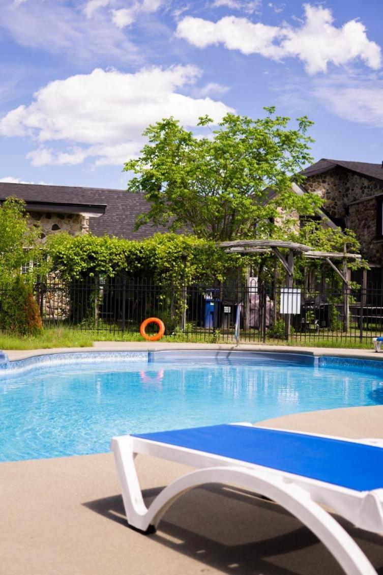 Condo Hotel Au Pied Du Mont Orford Zewnętrze zdjęcie